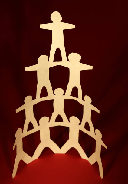 Menselijke team piramide ondersteunen elkaar - Foto, afbeelding