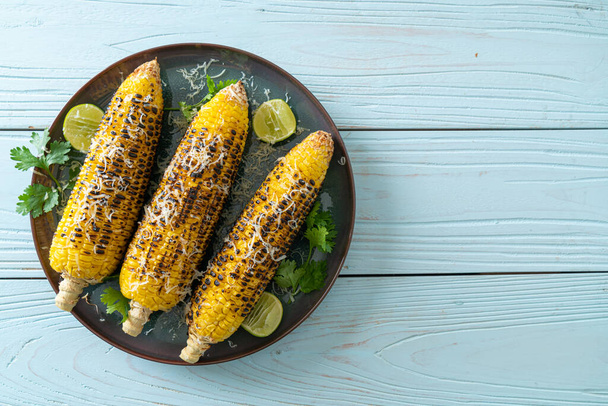 barbecue and grilled corn with cheese and lime on plate - Foto, Imagem