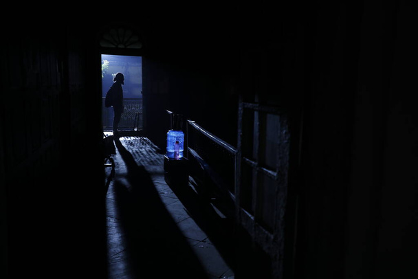 Silhouet van de mens bij de deur - Foto, afbeelding