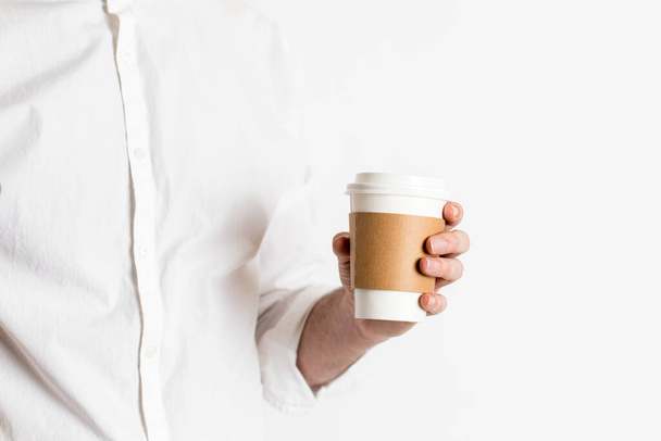 Kaffeetasse to go, die von einem Barista, Kellner oder Profi hingehalten wird - Foto, Bild