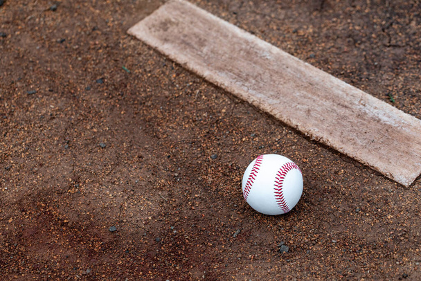 Baseball liegt im Dreck am Werferhügel - Foto, Bild
