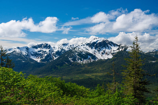 View from top of tram towards Mount Bradley above the city of Juneau in Alaska - Foto, immagini