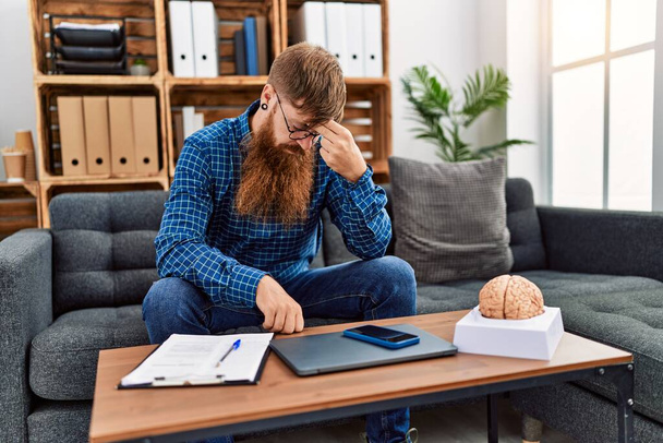 Young redhead man psychology stressed having session at clinic - Photo, Image