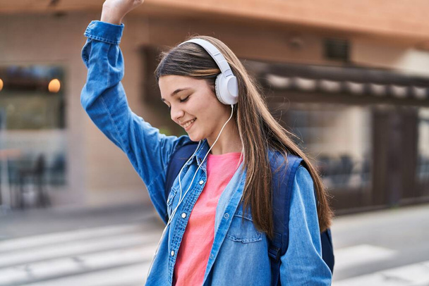 Rozkošná dívka student poslech hudby na ulici - Fotografie, Obrázek
