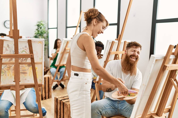 Ryhmä ihmisiä hymyilee onnellinen piirustus art studio. - Valokuva, kuva