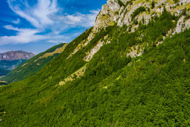 Montenegro. Prokletiye National Park. Summer. Mountain range. Green mountain peaks - Foto, Bild