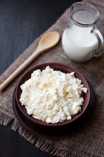 Смачний домашній сир з молоком на столі
 - Фото, зображення