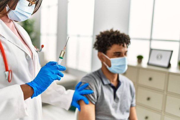 Молода лікарка вводить вакцину проти коронавірусу для чоловіка
. - Фото, зображення