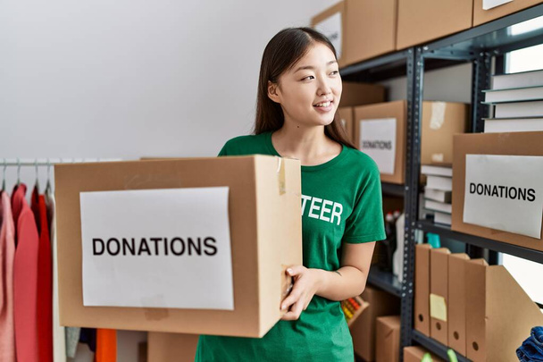 Fiatal ázsiai nő mosolyog adományozott doboz adományok stand - Fotó, kép