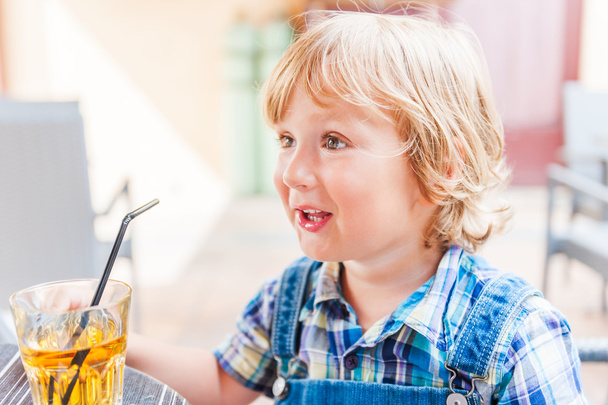 Roztomilé batole chlapec pije jablečný mošt v kavárně - Fotografie, Obrázek