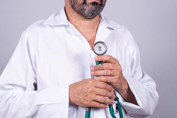 Старший привабливий бразильський лікар у білому пальто, без обличчя. - Фото, зображення