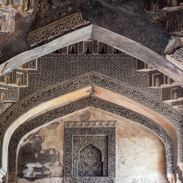 Mogul-Architektur in Lodhi Gardens, Delhi, Indien, Schöne Architektur in der Drei-Kuppeln-Moschee in Lodhi Garden soll die Freitagsmoschee für das Freitagsgebet sein, Lodhi Garden Tomb - Foto, Bild