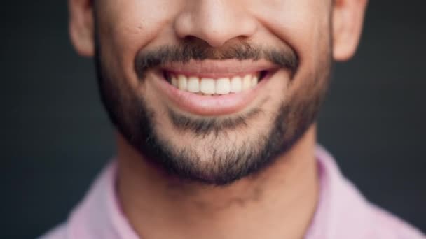 Ідеальні зуби щасливого усміхненого чоловіка відчувають себе веселим і задоволеним. Крупним планом рот впевненого і бородатого чоловіка, що виражає позитивне ставлення і мислення. Хороша гігієна порожнини рота означає здоровіші посмішки
. - Кадри, відео