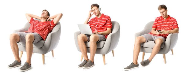 Sada mladých mužů s notebookem, sluchátky a mobilním telefonem sedí v křesle proti bílému pozadí - Fotografie, Obrázek