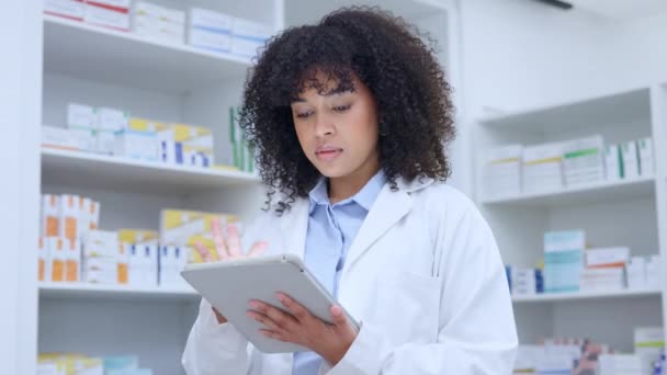 Professionele apotheker typt geneesmiddel recept in haar online gezondheidszorg database. Vriendelijke apotheker stand-by medicijnrekken om u te helpen een medische behandeling of remedie in een winkel. - Video