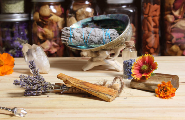Sušená levandule se dřevem Palo Santo a hliníkovou skořápkou na rozmazání - Fotografie, Obrázek