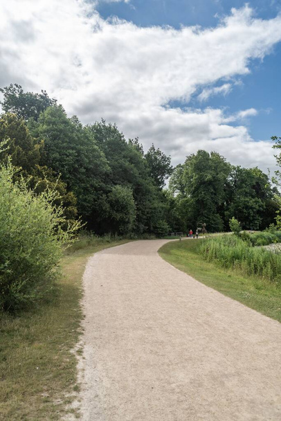 Staffordshire Lakeside pathway sunny day landscape, Stoke-on-Trent, UK - Фото, изображение