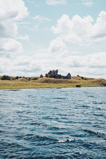 El castillo de Clonmacnoise en ruinas en Irlanda visto desde la isla - Foto, Imagen