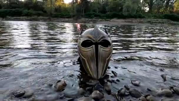 Metaforikus telepítés egy hegyi folyón gladiátor sisakkal - Felvétel, videó