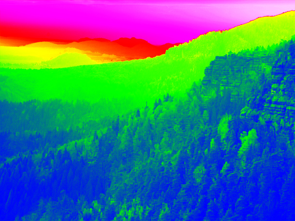 Fantástico escáner infrarrojo de paisaje rocoso, bosque de pinos con niebla colorida
 - Foto, Imagen