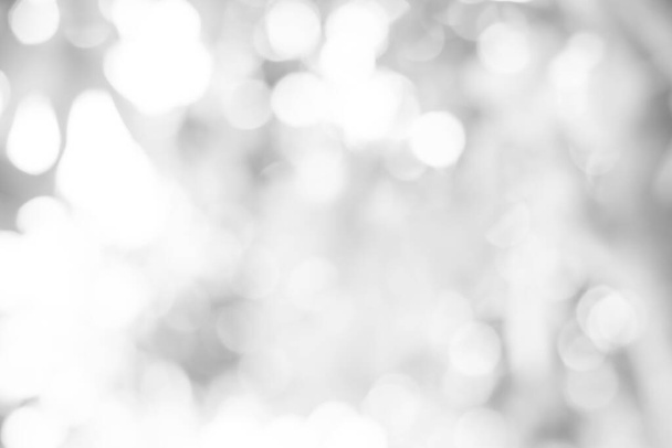 Белый размытый абстрактный фон. Боке Рождество размыло красивые блестящие рождественские огни - Фото, изображение