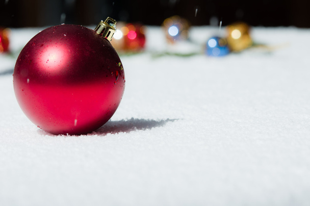 Red Christmas bal met versieringen - Foto, afbeelding