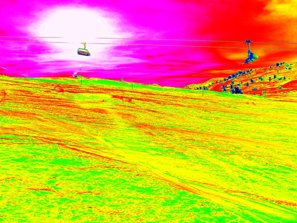 Le télésiège au-dessus de la pente dans le domaine skiable des Alpes. Journée ensoleillée d'hiver, énorme neige. Photo infrarouge en couleurs thermographiques magiques
. - Photo, image