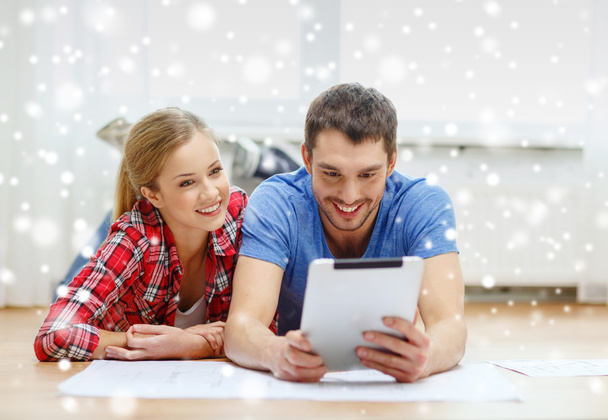 smiling couple with tablet pc at home - Foto, Imagen
