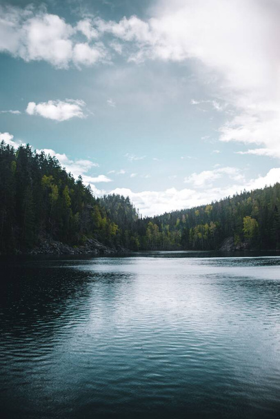 Piękny widok na spokojne jezioro otoczone drzewami w Norwegii - Zdjęcie, obraz