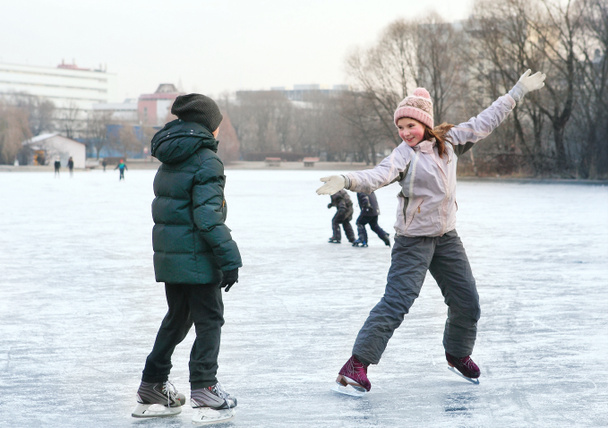 hermosa niña preadolescente patinaje artístico en invierno abierto patinaje rin
 - Foto, Imagen