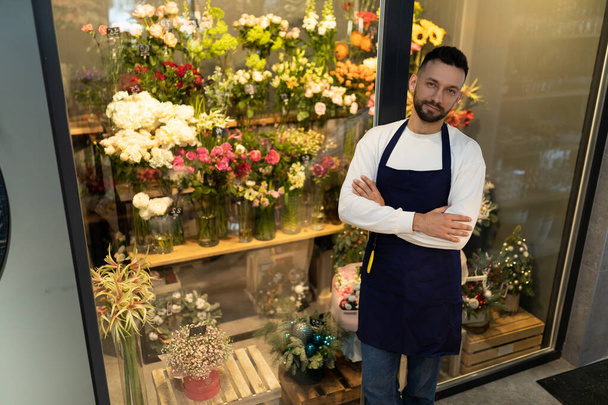egyéni vállalkozó területén eladott virágok bemutatja a munkahely. - Fotó, kép