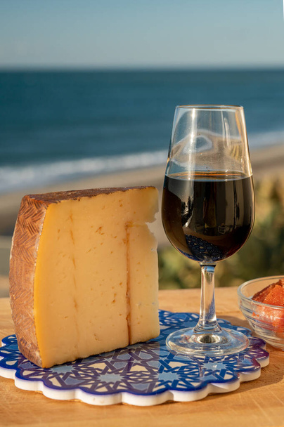 Ochutnávka sladkého španělského alkoholizovaného vína Pedro Ximenez sherry se sýrem manchego se stejným sherry vínem v El Puerto de Santa Maria, Andalusie, Španělsko - Fotografie, Obrázek