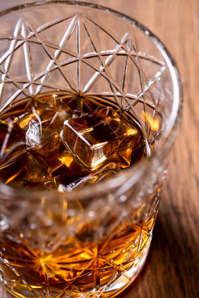 Whisky whisky glas, op houten tafel - Foto, afbeelding
