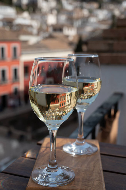 Δύο ποτήρια ισπανικό ξηρό rueda verdejo λευκό κρασί σερβίρεται στην ταράτσα με θέα στο παλιό τμήμα της πόλης της Ανδαλουσίας Γρανάδα, Ισπανία - Φωτογραφία, εικόνα