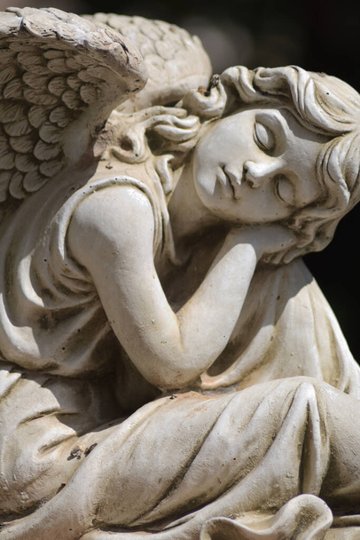 Спящая статуя ангела на кладбище. Мачаравьяя, Испания - Фото, изображение