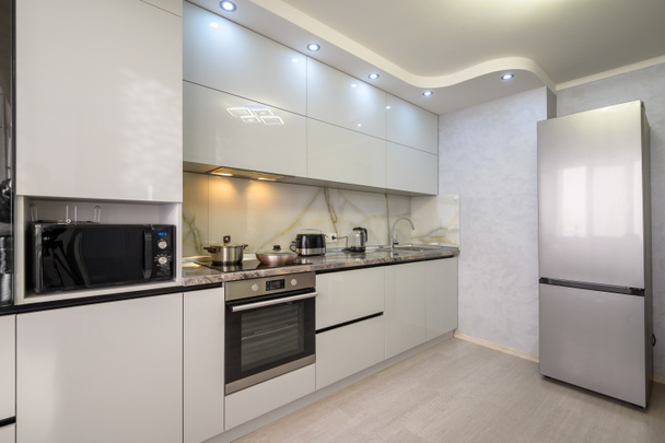 Belső tér jól megtervezett modern trendi fehér konyha - Fotó, kép