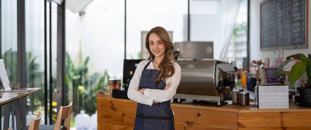 Coffee Business owner Concept - attractive young beautiful asian barista with apron in coffee shop counter - Foto, Imagen