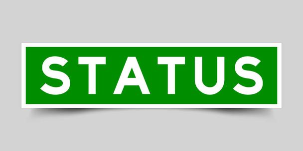 Green color square shape sticker label with word status on gray background - Vektori, kuva