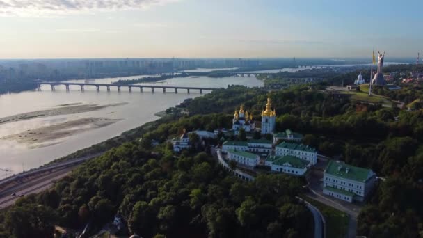Kyivo-Pecherska Lavra y el río Dnipro, al amanecer, tomadas con dron, Ucrania - Imágenes, Vídeo