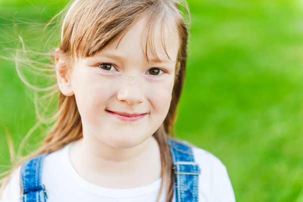 Portret van een schattig klein meisje close-up - Foto, afbeelding