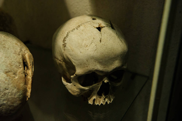 Kutna Hora, Tsjechië - 1 mei 2019: Structuur van schedels en botten in Kapel van Allerheiligen - Foto, afbeelding