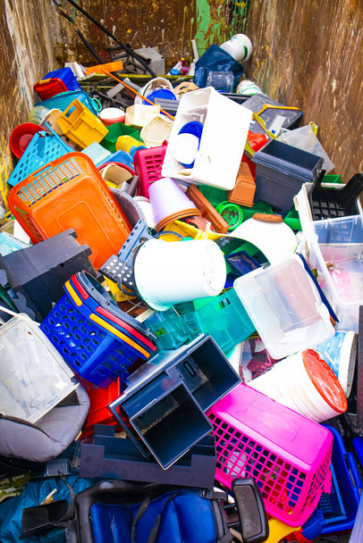 Пластик. Переработка мусора, пластиковых изделий. Старые разбитые вещи в контейнере., Концепция экологии, охраны окружающей среды, переработки, вреда здоровью. Высокое качество фото - Фото, изображение