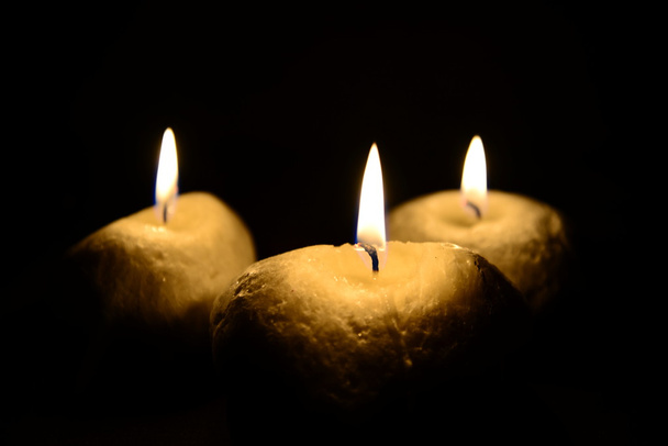 Три свечи, изолированные на черном
 - Фото, изображение
