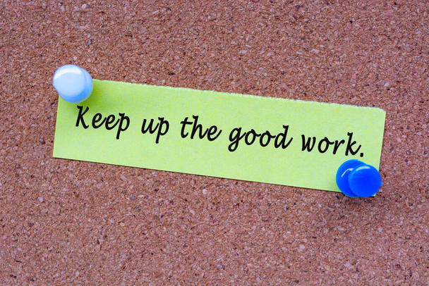 Keep up he good work words on stick note and pinned to a cork notice board. Encouragement words. - Φωτογραφία, εικόνα