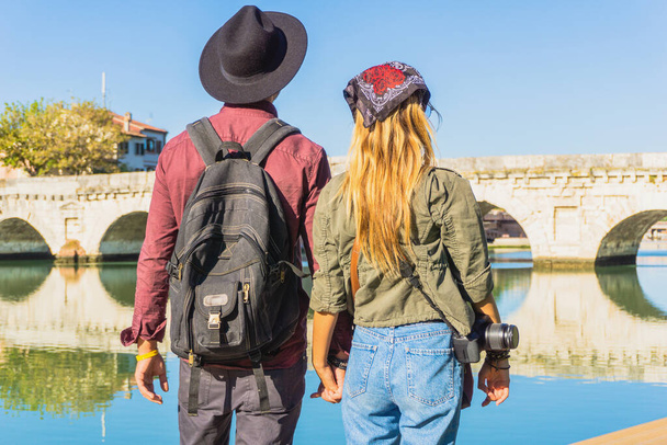 Giovane coppia che esplora la città- Ragazzo e ragazza in viaggio- Persone che si tengono per mano - Turisti che si divertono e fotografano - Foto, immagini