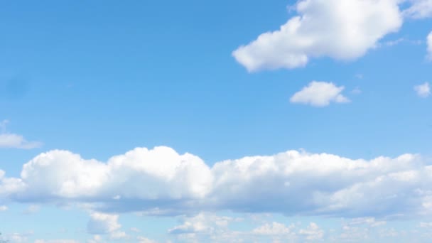 Blauwe lucht met wolken en zon. 4K Time lapse, Lucht met wolken - Video