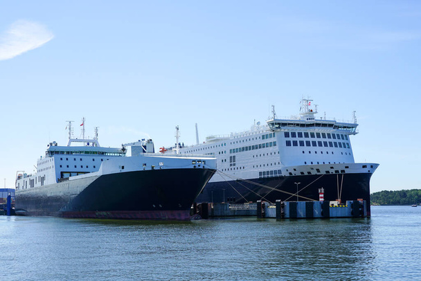 İki büyük Ro-Ro kargo ve yolcu feribotu limana demirlemiş. - Fotoğraf, Görsel