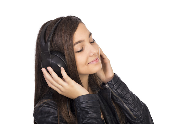 Closeup πορτρέτο της ευτυχισμένος χαριτωμένο κορίτσι με τα ακουστικά που ακούει - Φωτογραφία, εικόνα