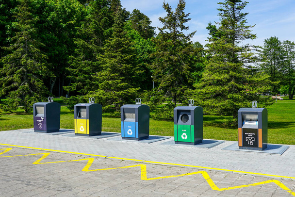 Pięć nowych pojemników na różne sortowanie odpadów na rynku miejskim - Zdjęcie, obraz