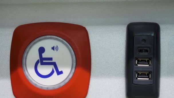 Close-up knop voor gehandicapten. De media. Helpknop voor mensen met een handicap. Knop om gehandicapten in het openbaar vervoer te helpen.  - Video